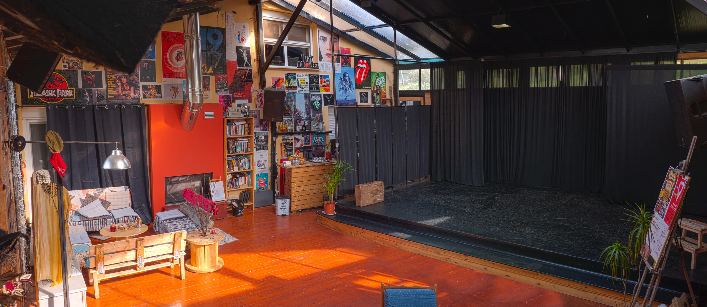 Η σκηνή και ο εσωτερικός χώρος της artlab στη Νέα Μάκρη